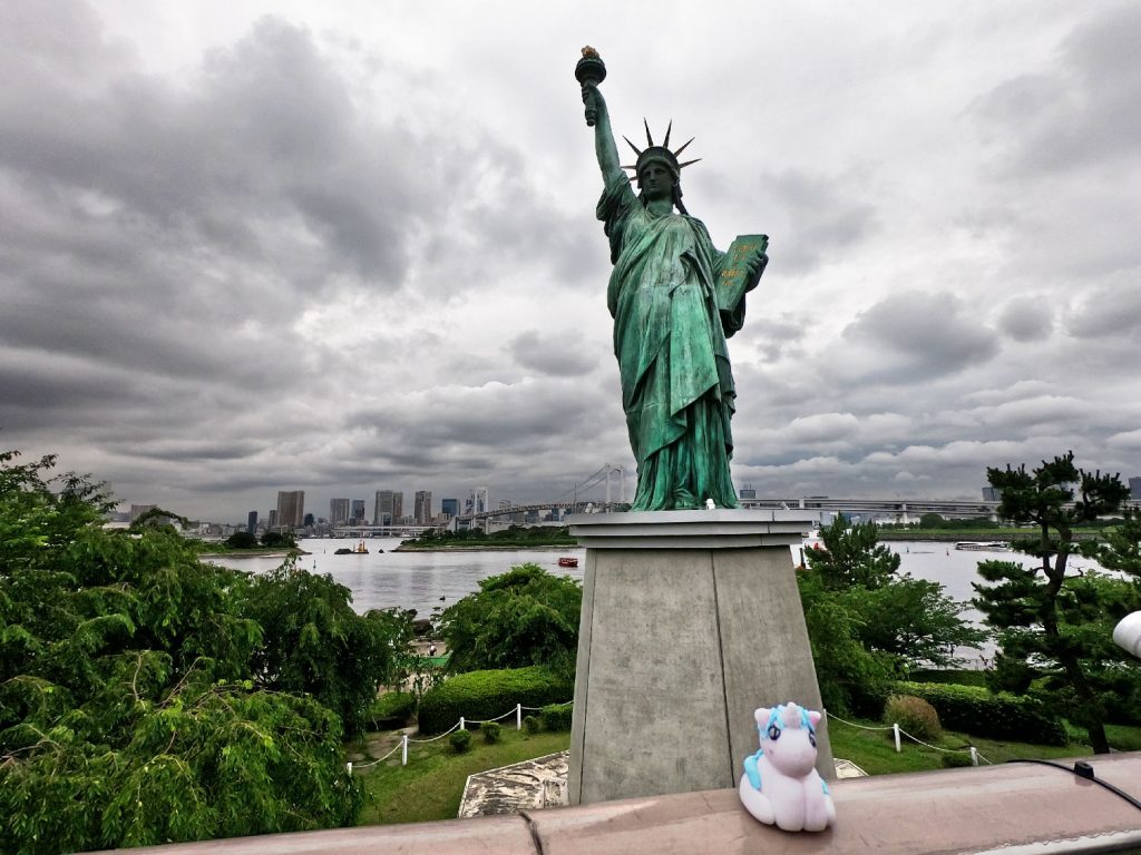 Stélie devant la statut de la liberté d'Odaiba