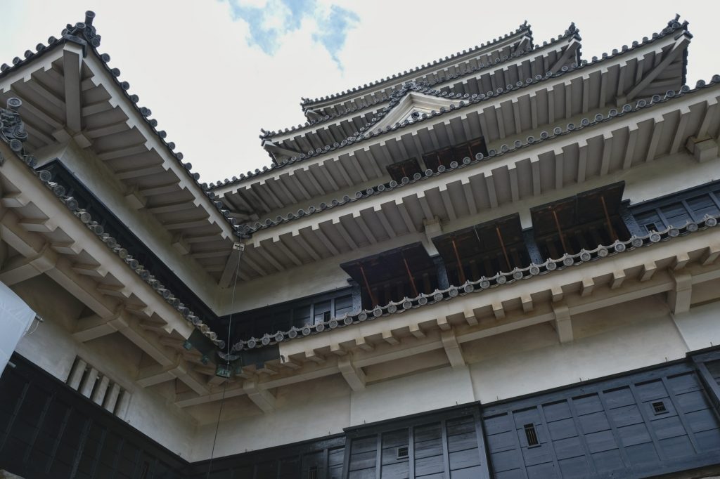 Contre-plongée du château de Matsumoto