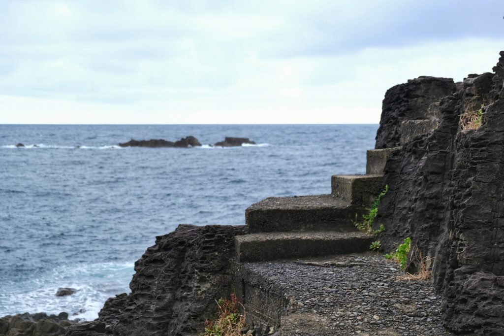 Un chemin donnant sur la mer entre Kanazawa et Kyoto
