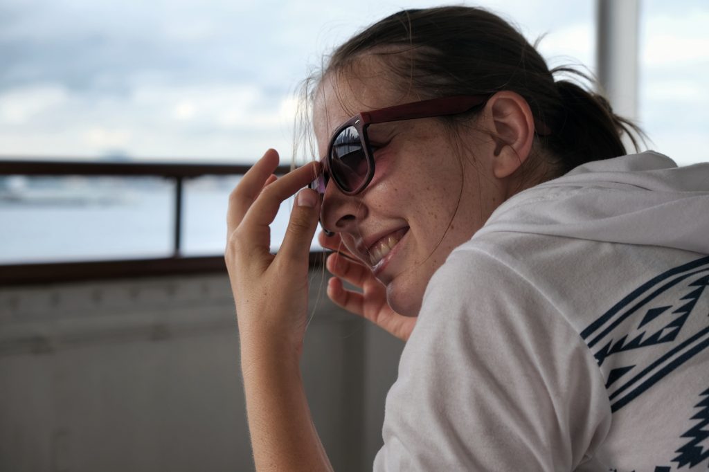 Claire profite de quelques rayons de soleil sur le Hikawa Maru