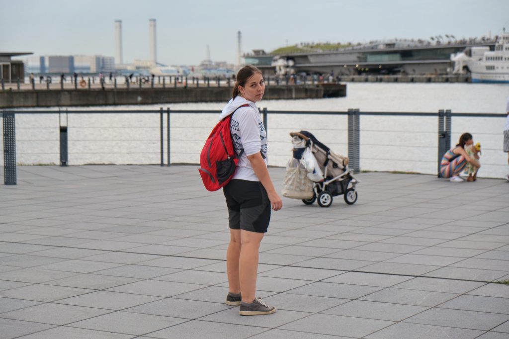 Claire a l'air ravie de visiter Yokohama
