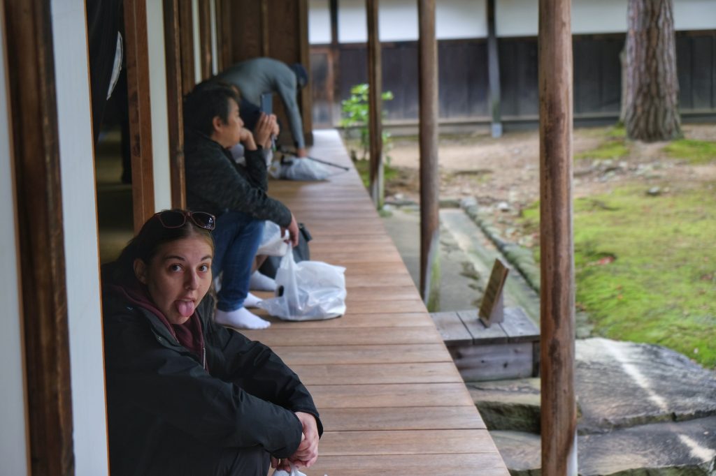 Claire tire la langue devant les jardins de Takayama Jinya