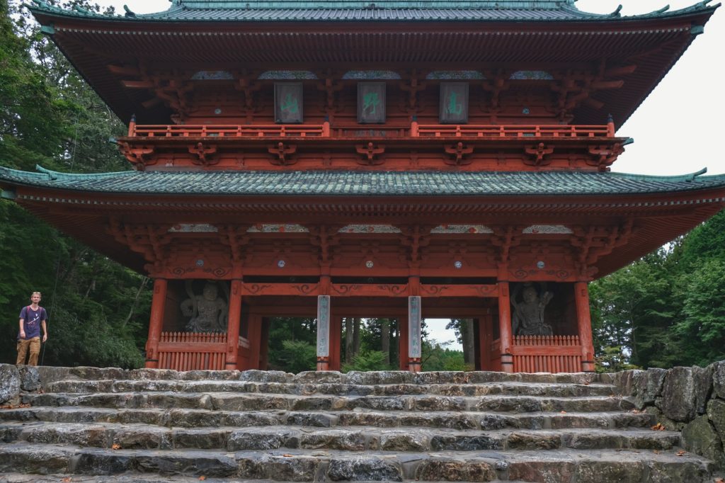 Vincent et la grande porte Daimon des Monts Koya