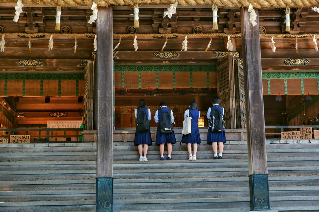 Des écolières prient au Kotohira-gu