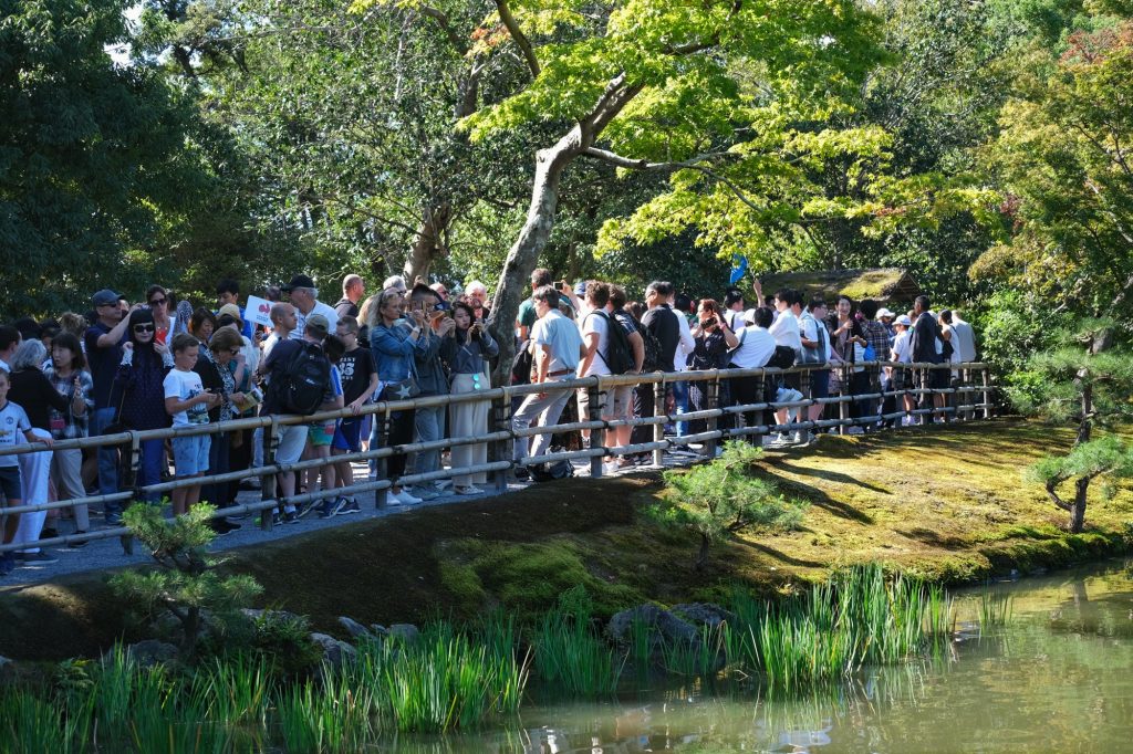 La foule qui visite le Pavillon d'Or