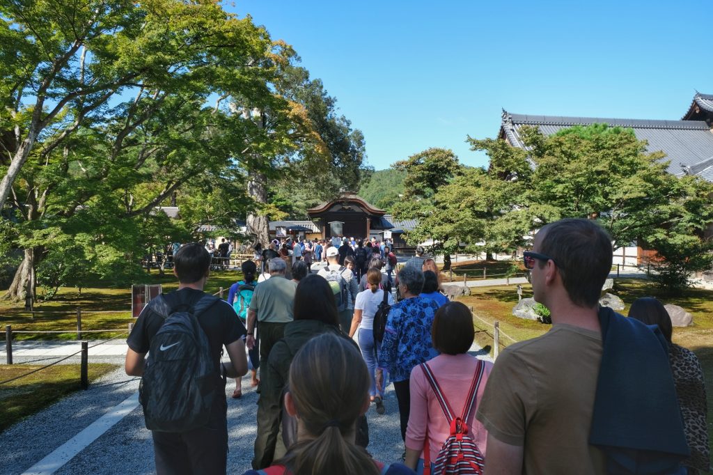 Le monde à l'entrée du Kinkaku-ji