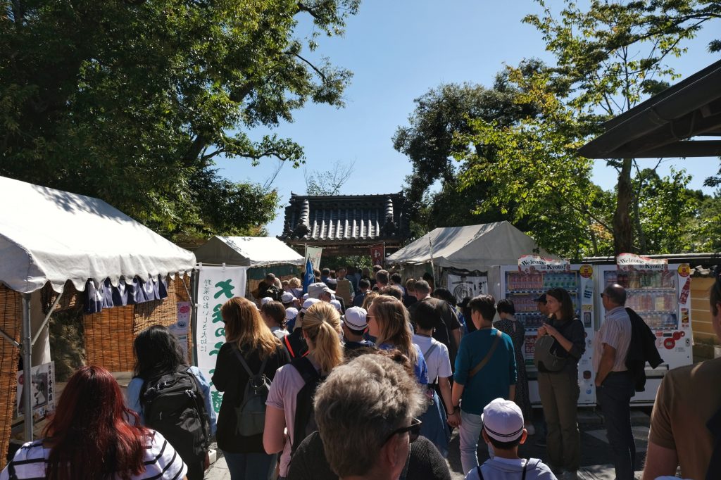 Le monde à la sortie du Pavillon d'Or dans les dernières échoppes