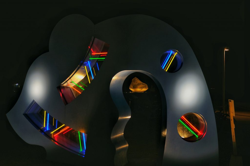 Une oeuvre lumineuse et le pavillion de Naoshima en fond