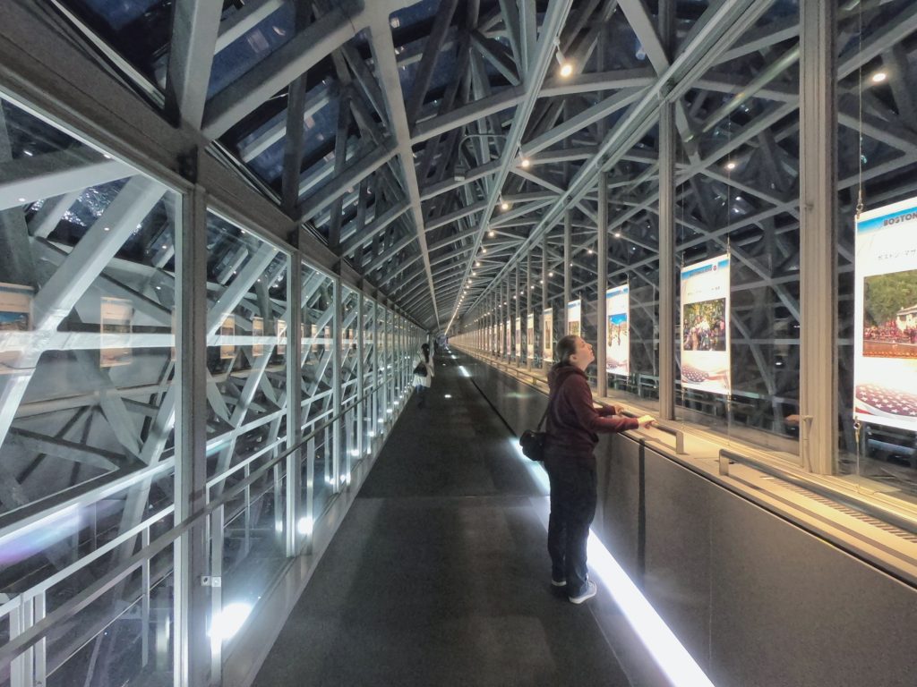 La passerelle en hauteur de la gare de Kyoto