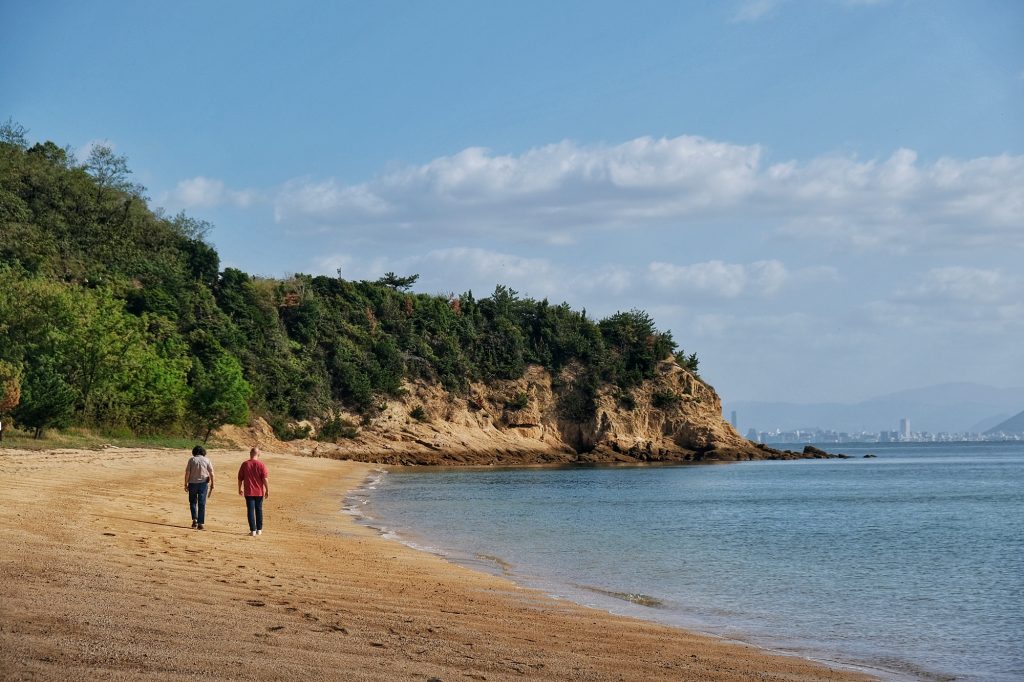 La plage devant le musée Lee Ufan sur Naoshima