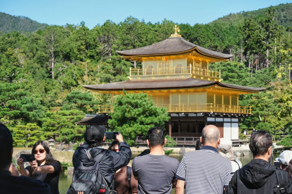 Selfie et photos des touristes devant le Pavillon d'Or