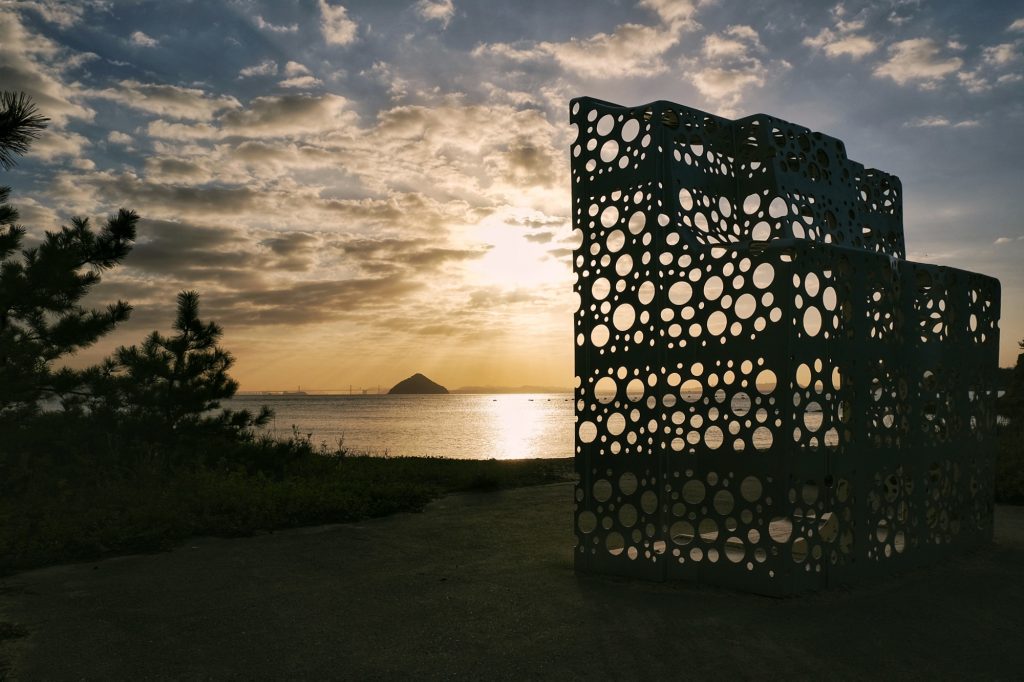 Coucher de soleil sur l'oeuvre Shipyard Works à Naoshima