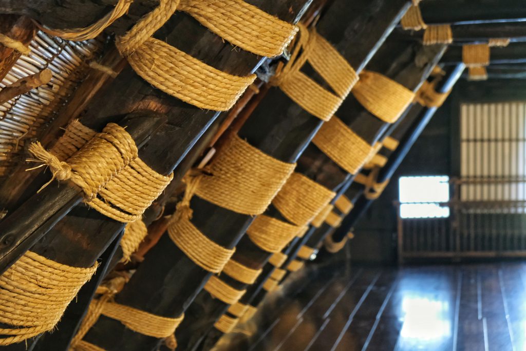 La structure sans clou des maisons à toit de chaume de la région de Shirakawa-Go