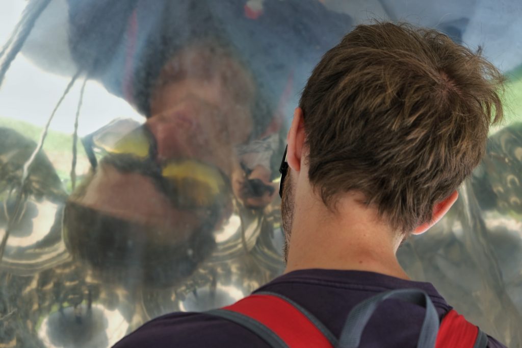 Vincent et Claire dans un reflet
