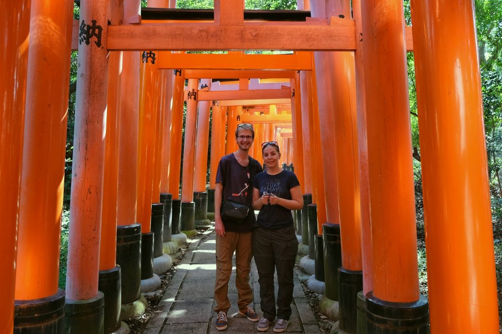 Claire et Vincent dans les toriis du Fushimi Inari Taisha de Kyoto