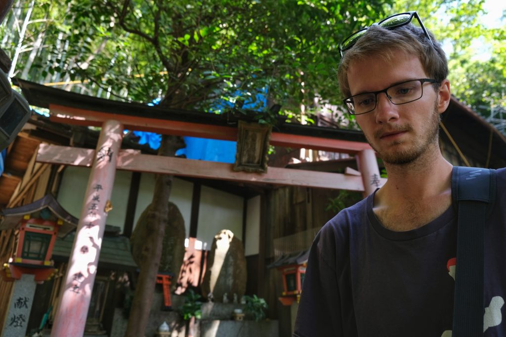 Vincent pensif devant un torii du Fushimi Inari Taisha de Kyoto