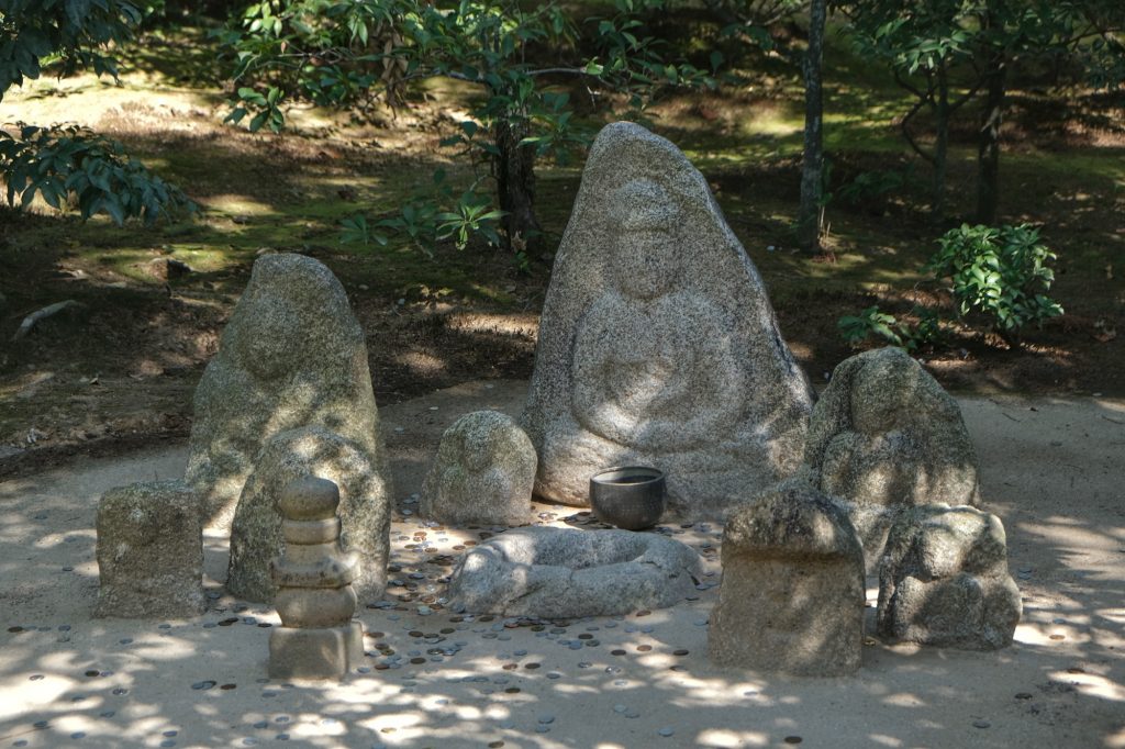 Viser le pot pour sa donation au Kinkaku-ji