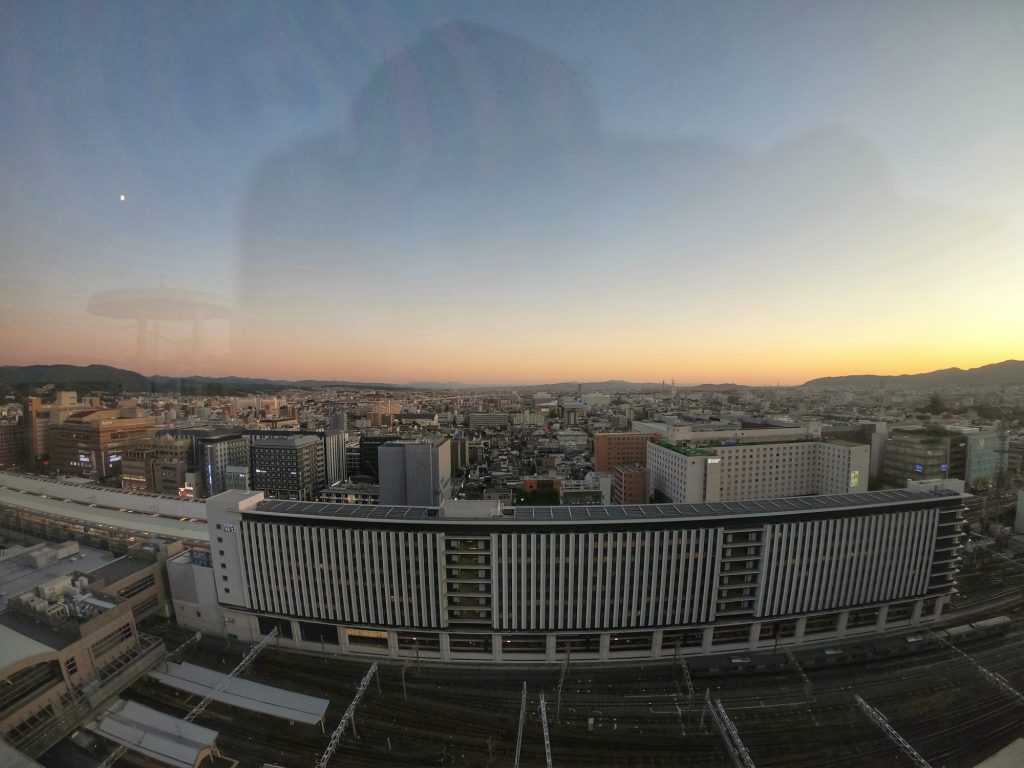 Vue de Kyoto depuis le haut de la gare