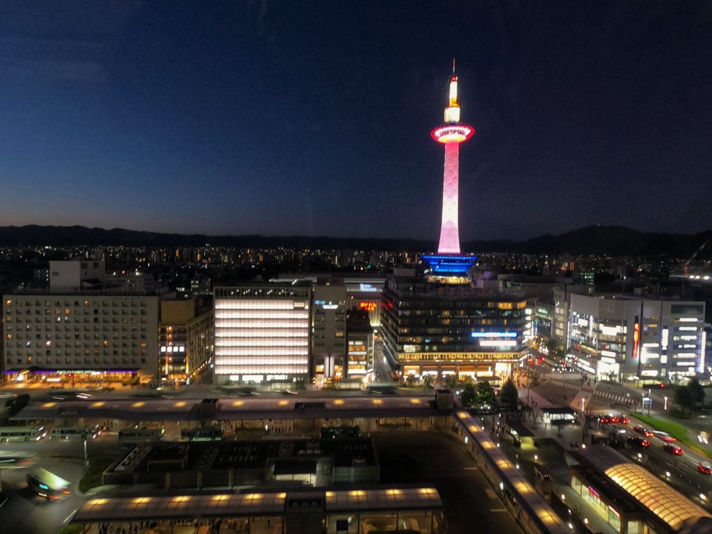 Devant la gare de Kyoto de nuit