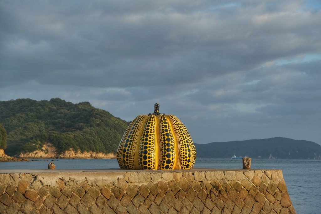 La Yellow Pumpkin (citrouille jaune) de Yayoi Kusama sur l'île de Naoshima