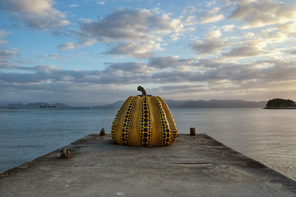 La Yellow Pumpkin (citrouille jaune) de Yayoi Kusama sur l'île de Naoshima