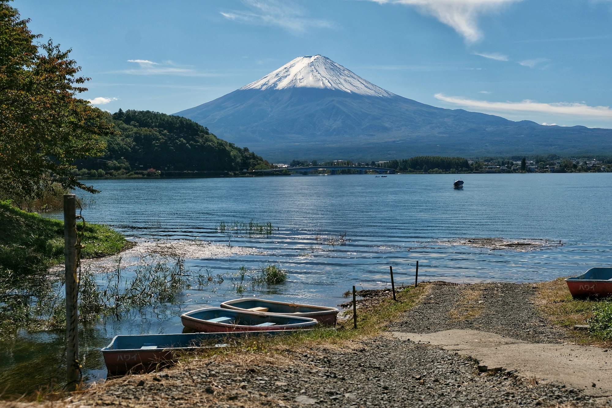 Des bateaux sur un lac avec vue sur le Fujiyama