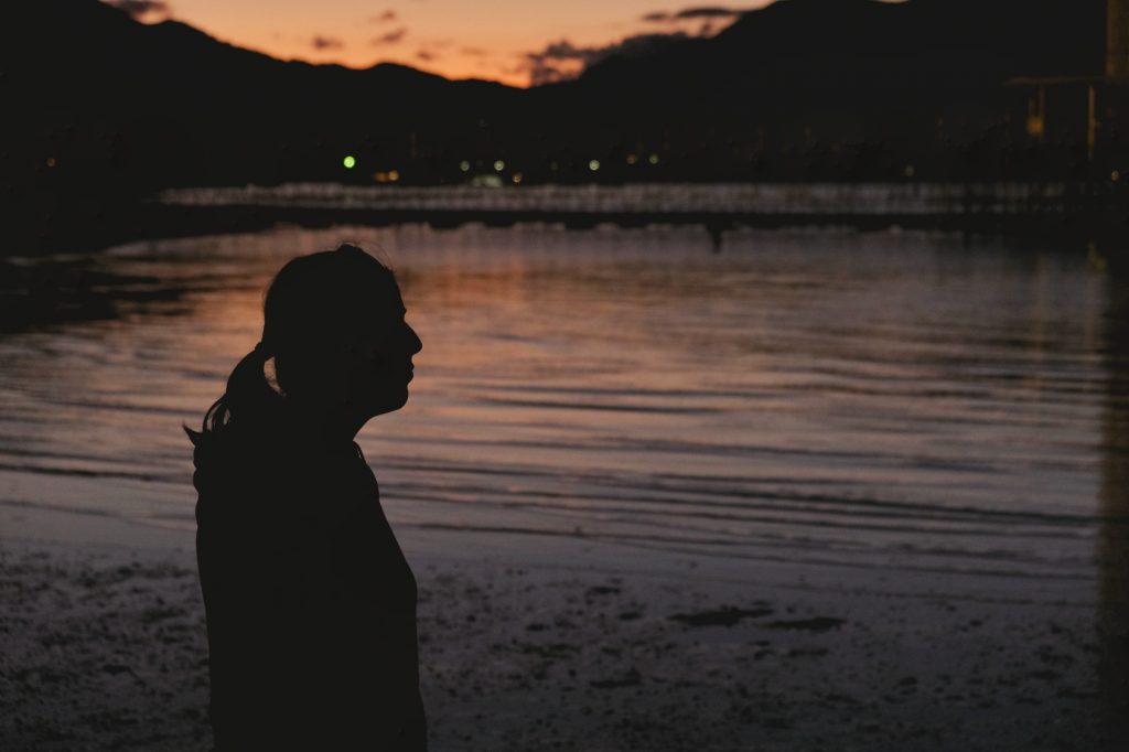 Claire à la lueur du coucher de soleil sur Miyajima