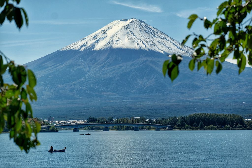 Un pêcheur du lac Kawaguchi avec vue sur le Fuji