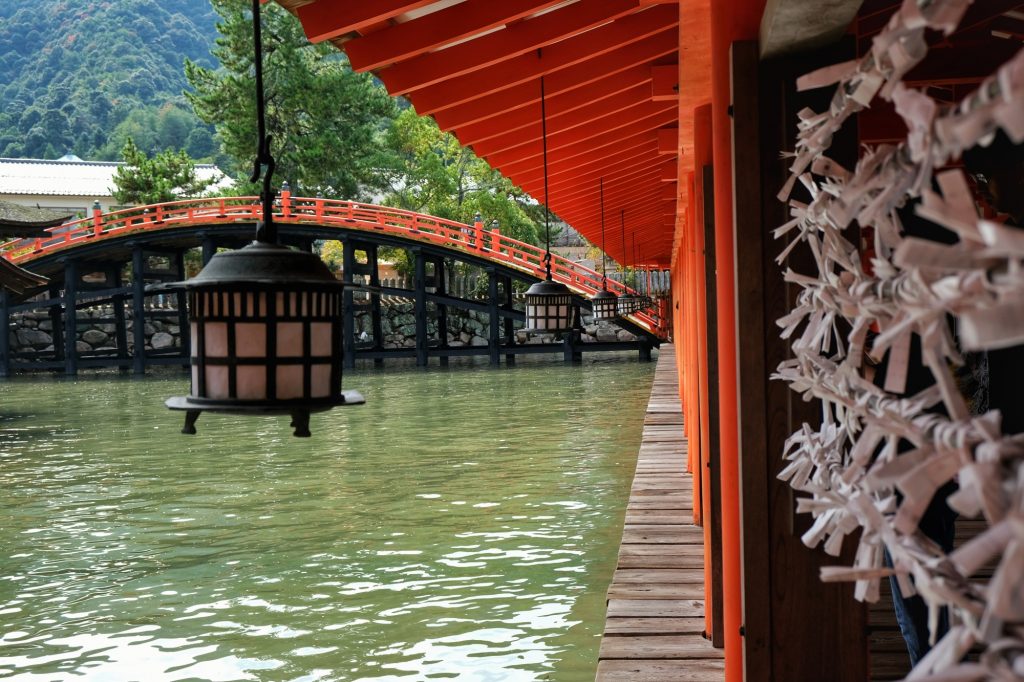 Lanternes et pont du Itsukushima jinja