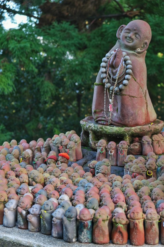 Une statue à grandes oreilles sur les hauteurs de l'île de Miyajima