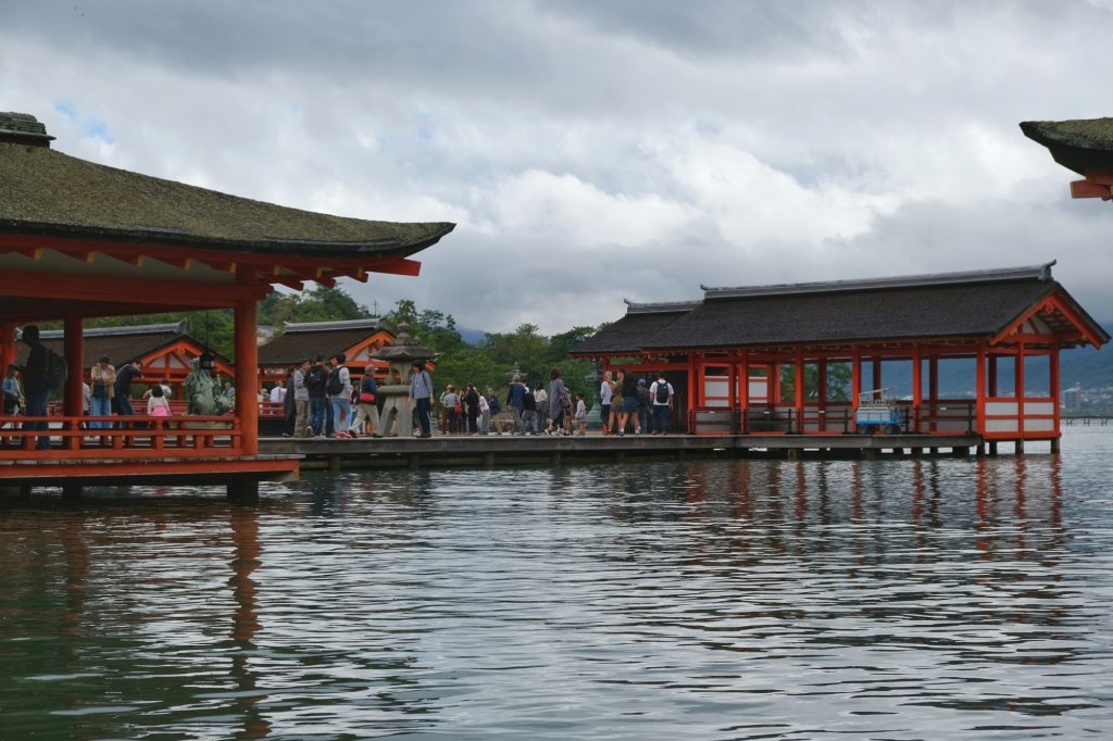 Le temple sur pilotis d'Itsukishima sur l'île de Miyajima