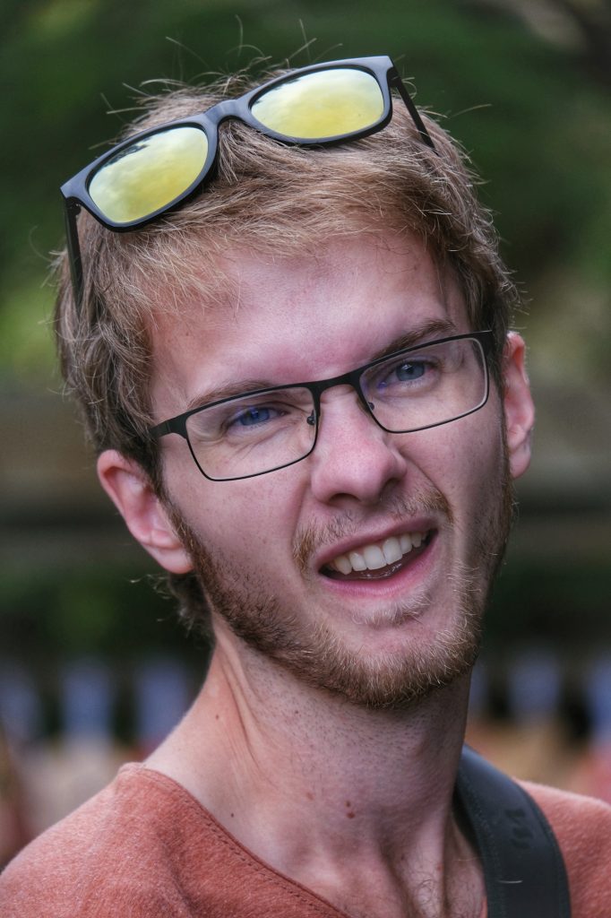 Vincent grimace sur l'île de Miyajima