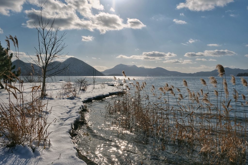 Le bord du lac Toya