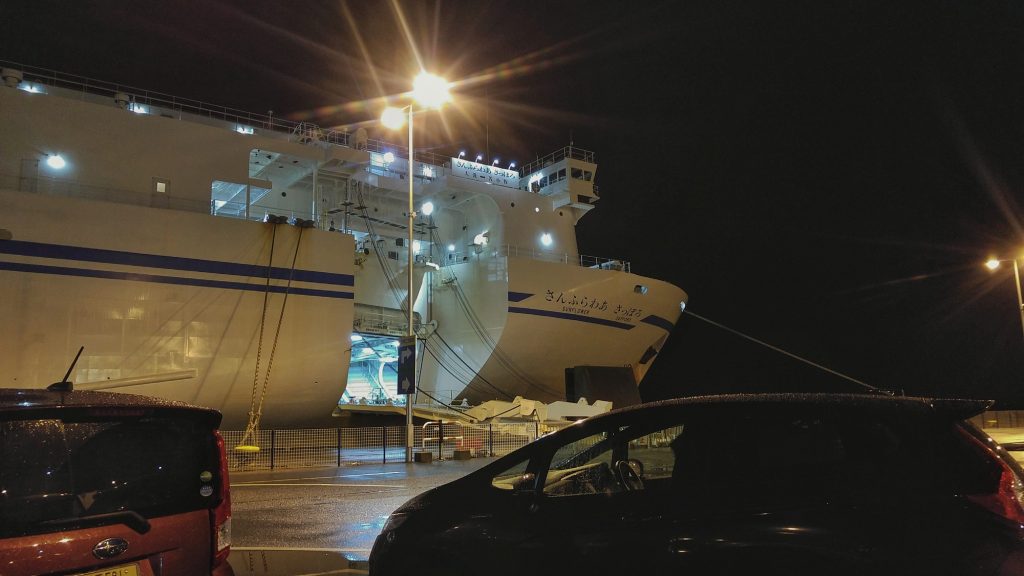 Chacun attend son tour pour monter dans le ferry