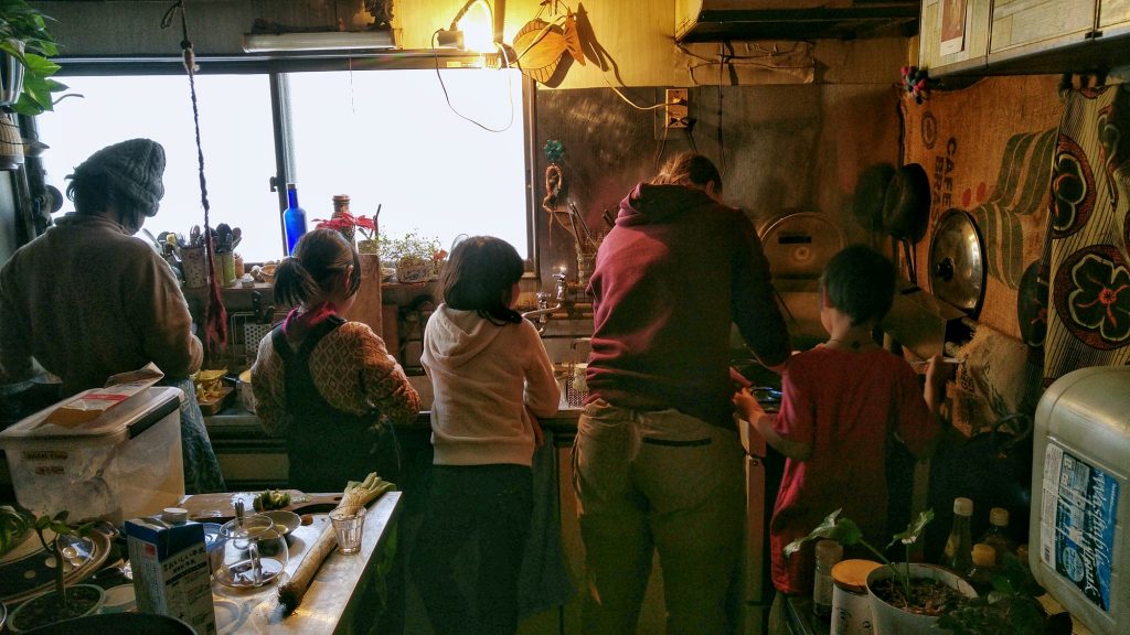 Tous à la cuisine pour préparer le repas