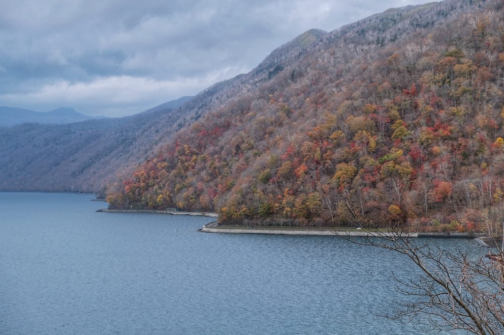 Un peu en retard pour les couleurs d'automne sur le lac Shikotsu