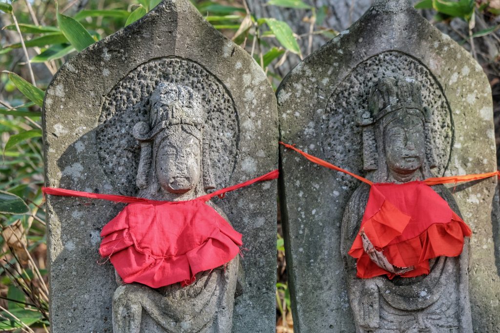 Des statues sur le chemin de Moiwayama