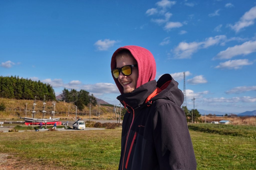 Vincent dans le froid de la route 228 sur Hokkaido