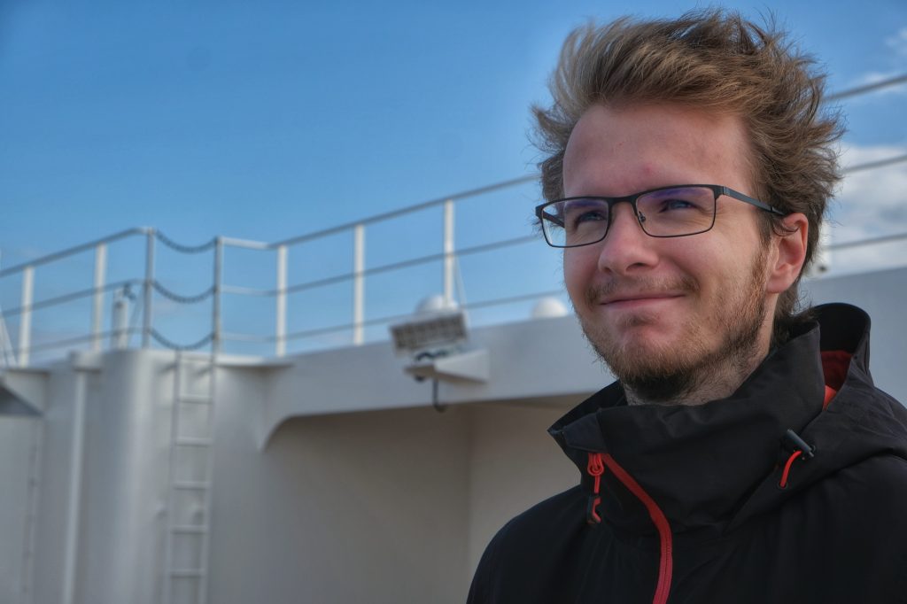 Vincent, cheveux au vent, dans le ferry pour Hokkaido