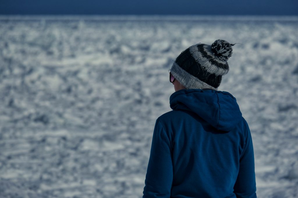 Claire contemple la glace de la mer d'Okhotsk