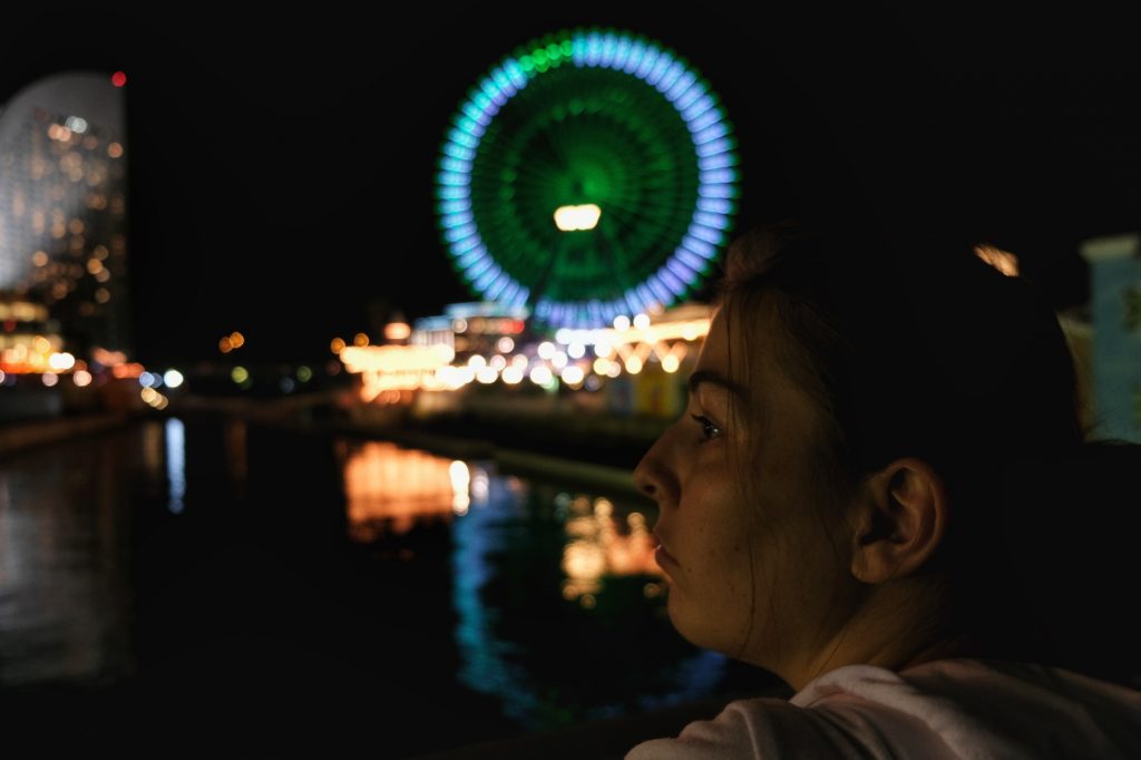 Claire devant les attractions du Yokohama Cosmo World
