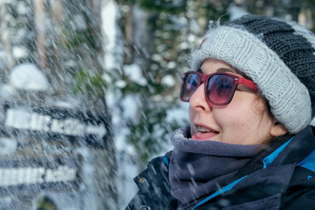 Claire joue avec la neige