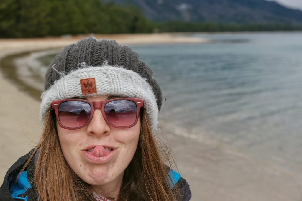 Claire grimace sur la plage d'Amanohashidate