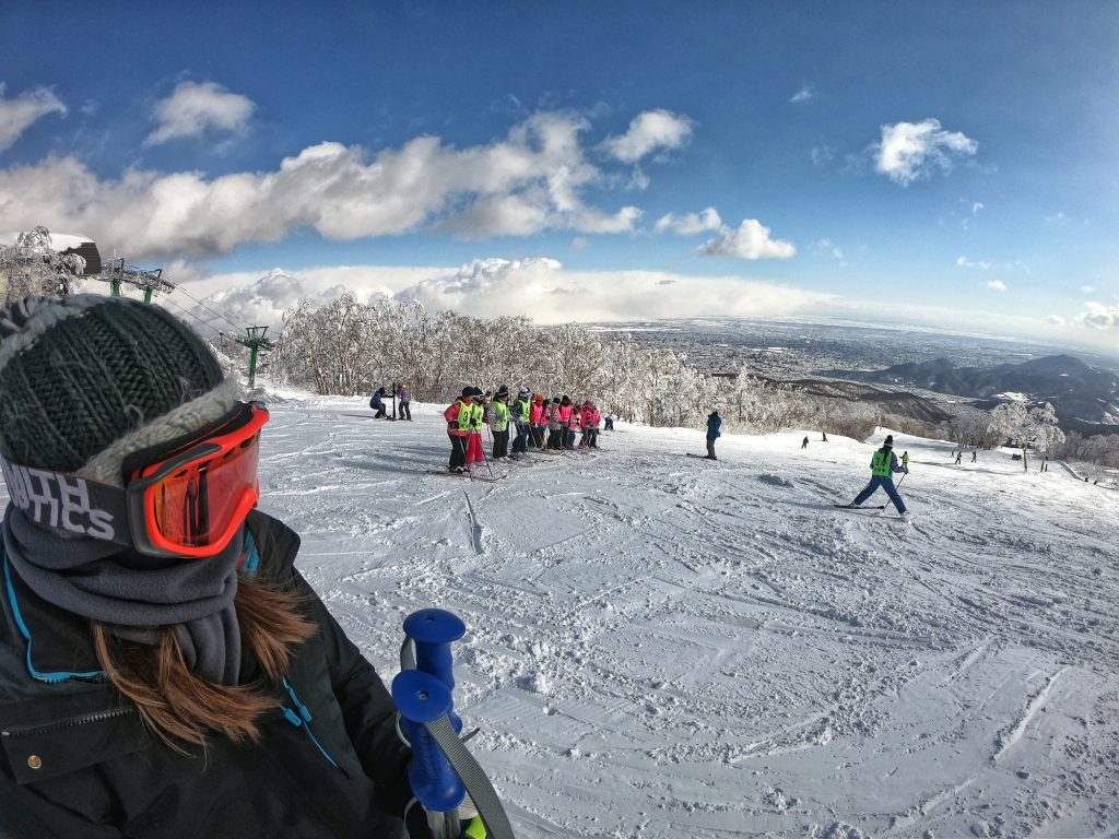 Claire attend le passage des écoliers avant de s'élancer sur les pistes de Sapporo Teine