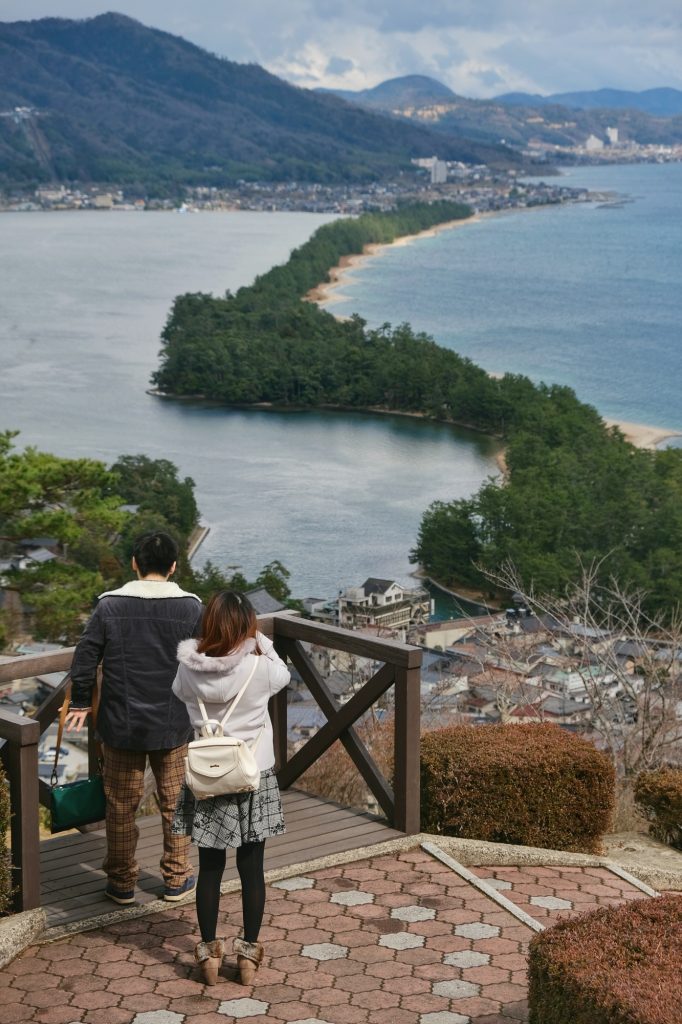 Un couple contemple la bande de terre d'Amanohashidate