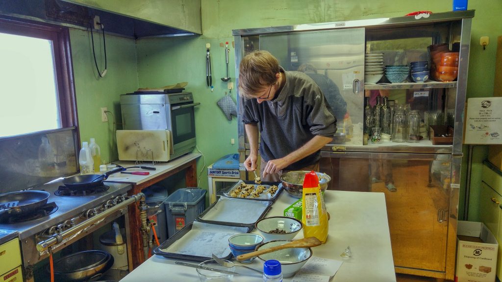 Vincent prépare des cookies dans la cuisine du lodge