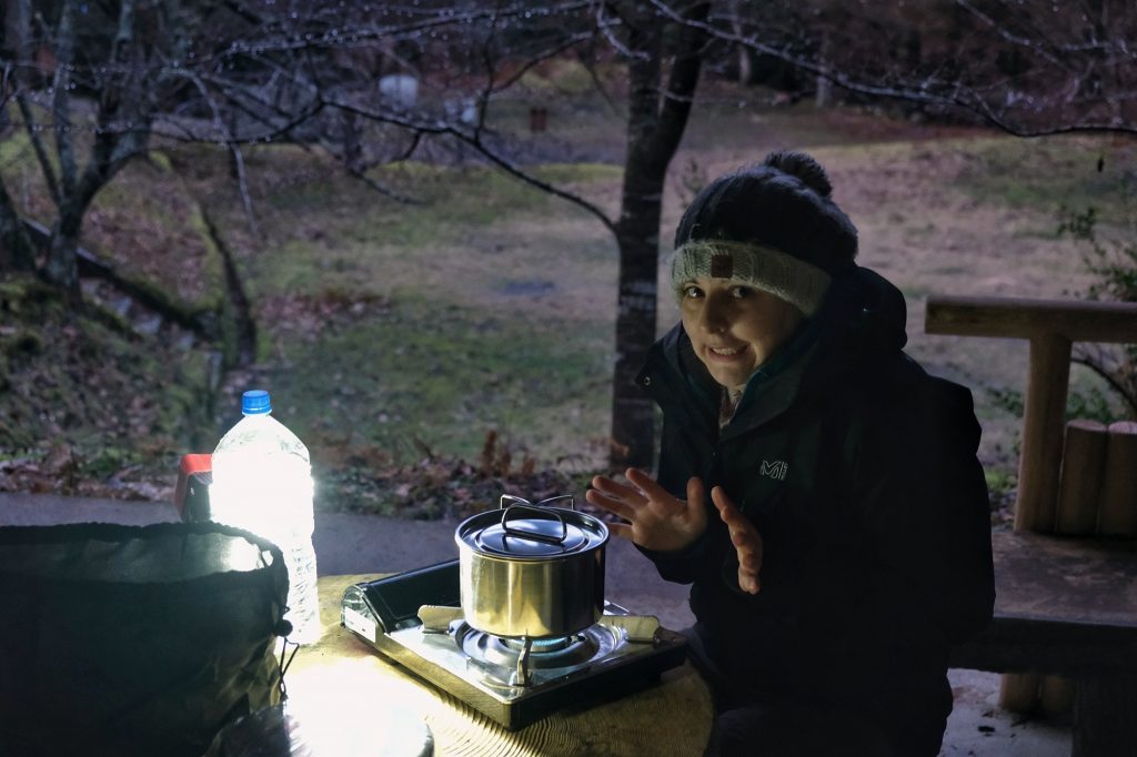 Obligé de faire la cuisine dans le froid
