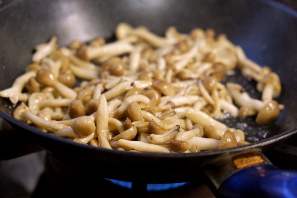 Cuisson des champignons au moment de servir le petit déjeuner
