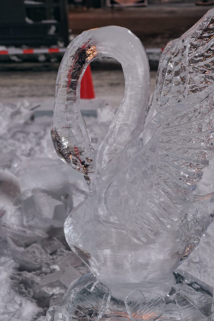 Un cygne de glace au festival de la neige de Sapporo