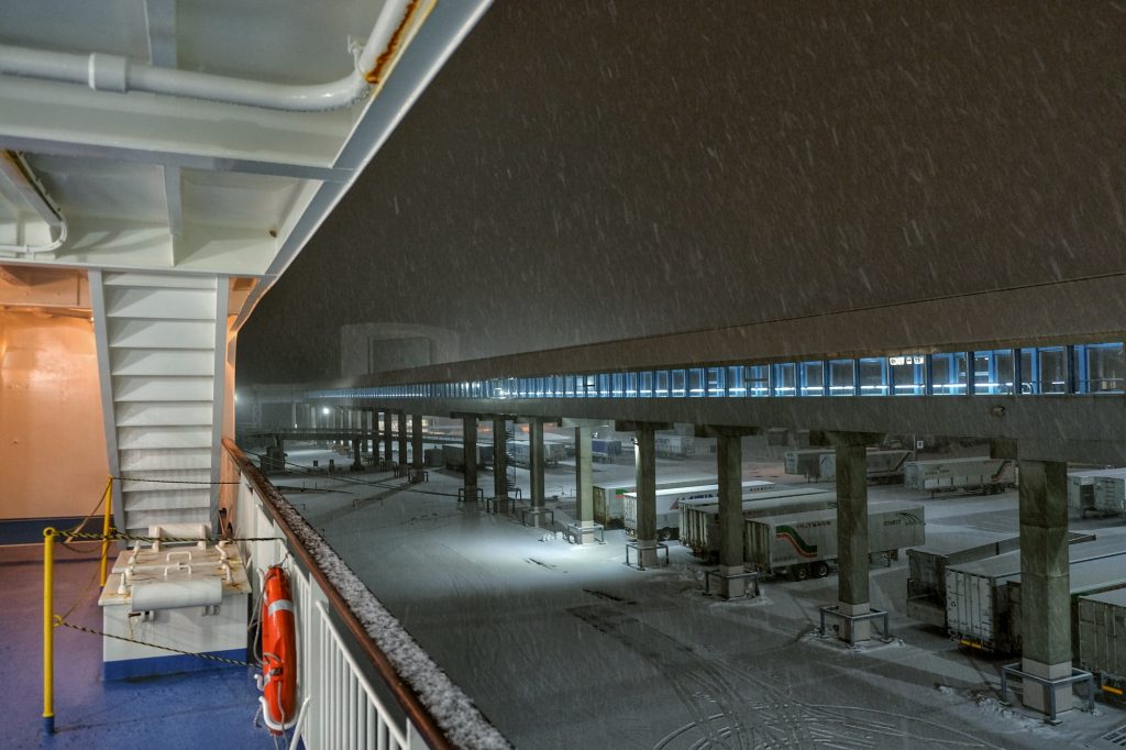 Départ du ferry vers Honshu sous la neige